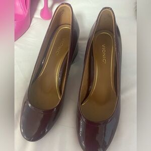 Red Vionic Carmen pumps size 8.5.